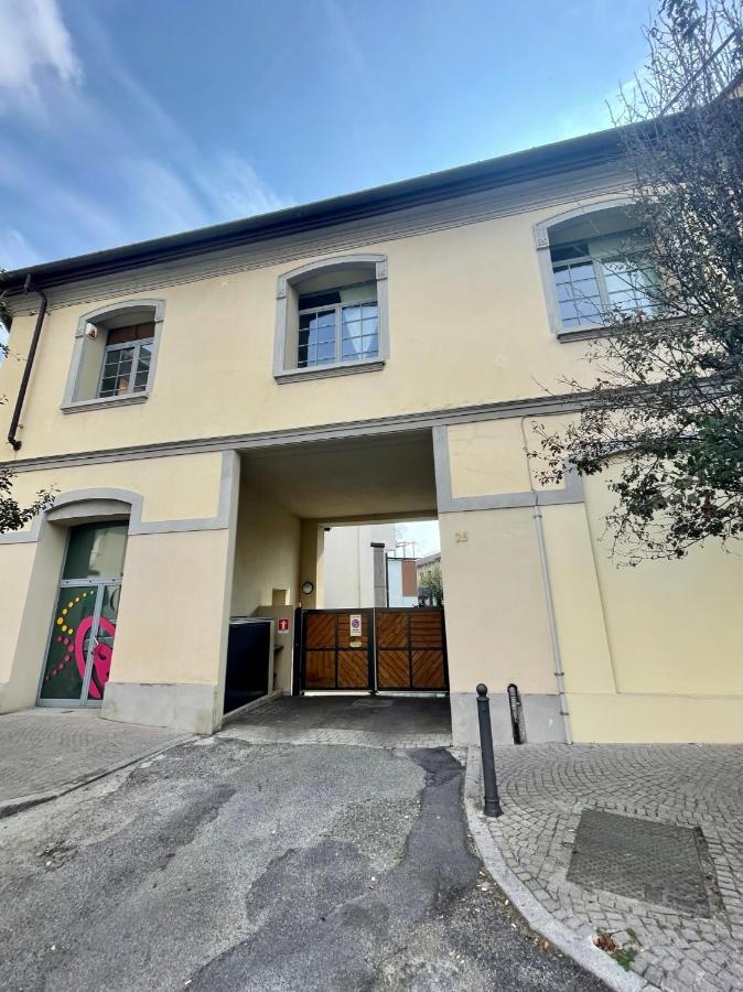 Luxury Four-Room Apartment In Monza Centro - 2 Min Walk To Train Station Extérieur photo